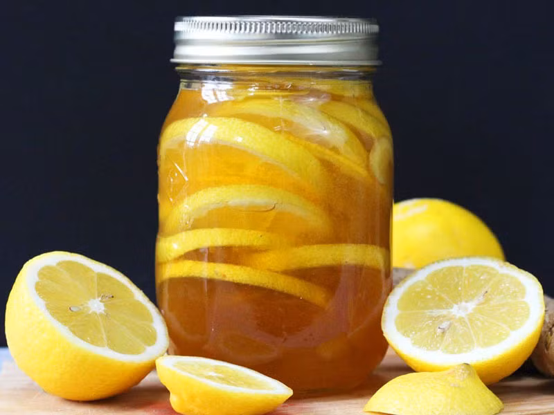 Nên uống chanh mật ong 2 lần sẽ giảm được hiện tượng khan tiếng hiệu quả