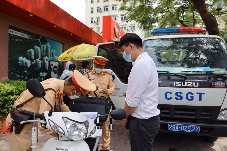 Chỉ trong một thời gian ngắn, nhiều phương tiện vi phạm đã bị lực lượng chức năng lập biên bản.