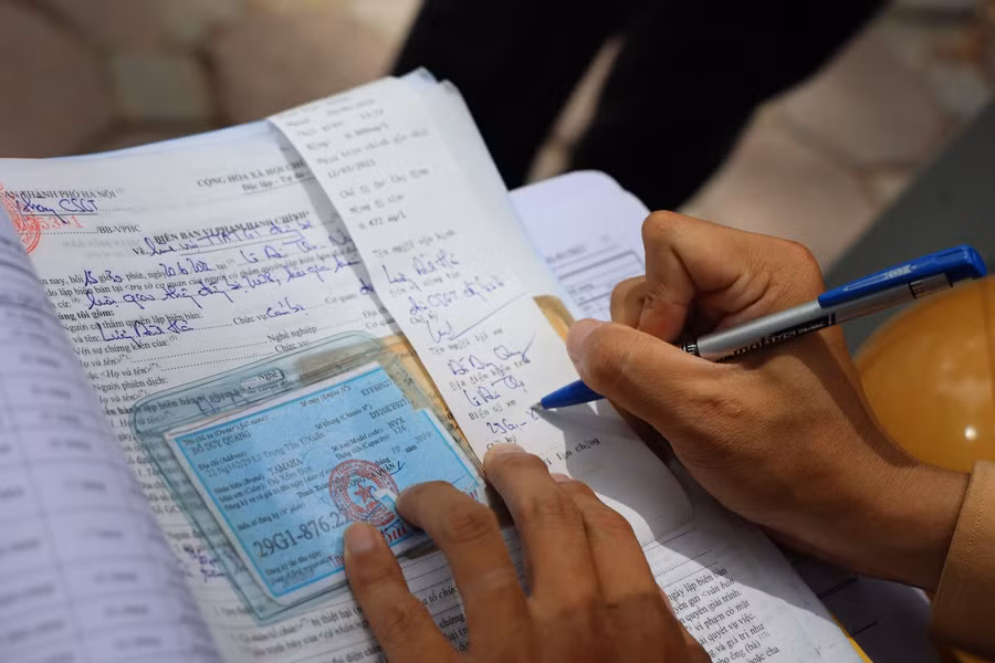 Nhiều người cho biết, đã uống rượu bia từ tối ngày hôm qua, đến chiều ngày hôm nay với về nhà, nhưng khi thổi thì vẫn có nồng độ cồn trong khí thở.