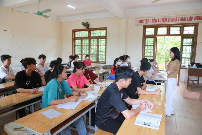 Cô giáo Lê Thị Trâm ôn tập cho học sinh trước kỳ thi tốt nghiệp THPT 2023.