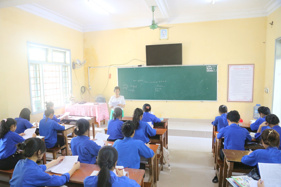 Cô và trò Trường PTDT nội trú tỉnh Quảng Trị chạy &quot;nước rút&quot; ôn thi tốt nghiệp.