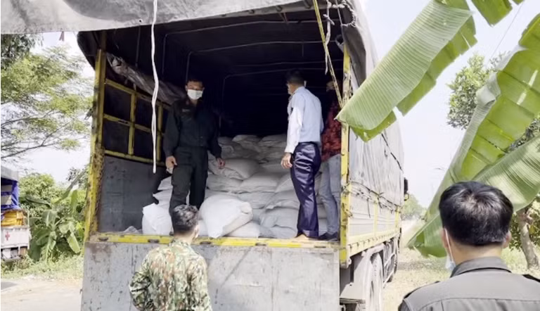 Lực lượng chức năng tiến hành kiểm tra chiếc xe tải chở hàng hoá vi phạm.