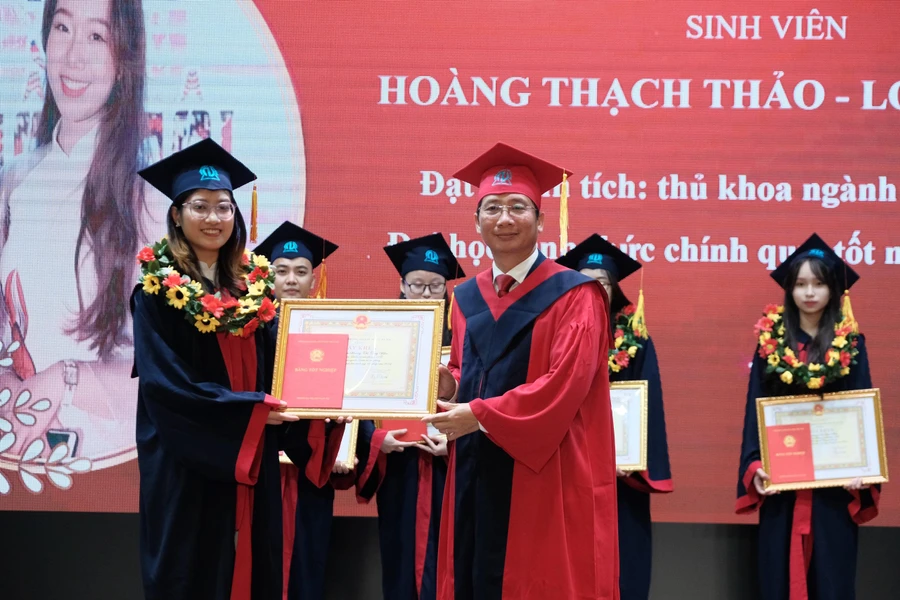 PGS.TS Nguyễn Bá Chiến – Bí thư Đảng ủy, Hiệu trưởng trường Đại học Nội vụ Hà Nội trao bằng tốt nghiệp cho các thủ khoa.