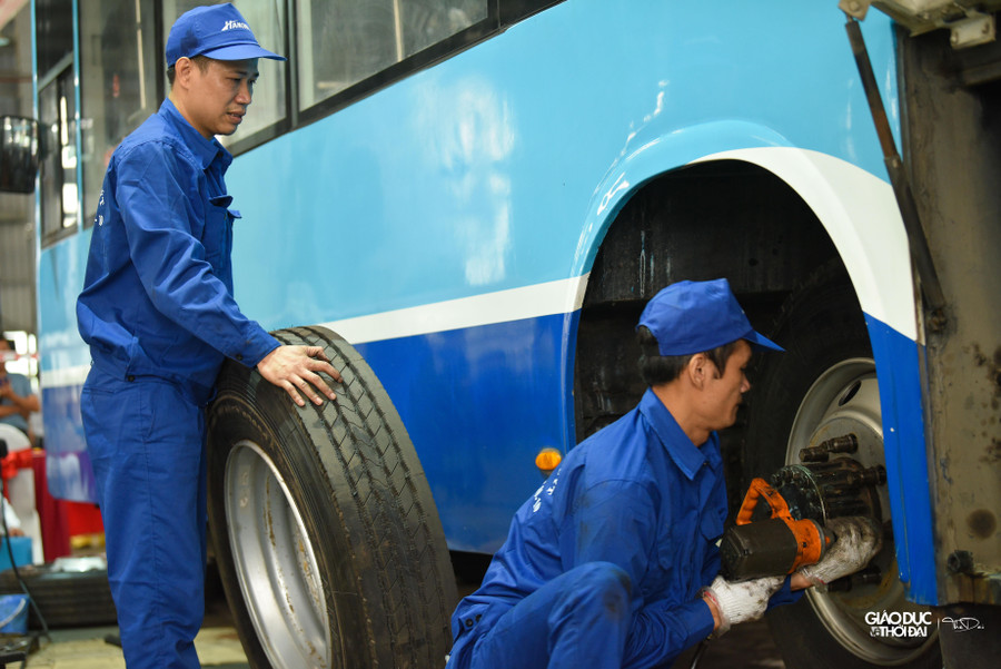 Mỗi đội có 9 người gồm 6 thợ máy - gầm và 3 thợ điện.