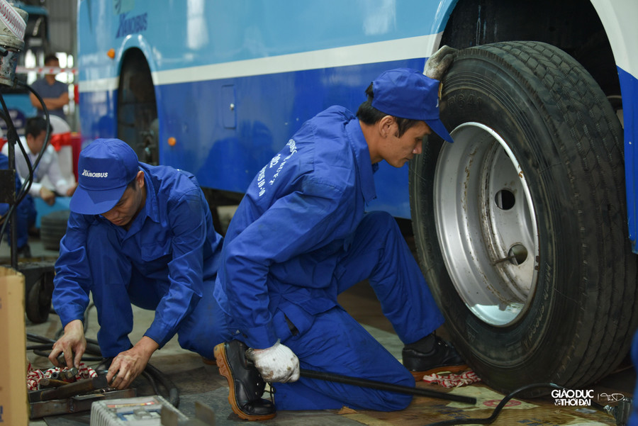 Các thí sinh tham gia thi thực hành bảo dưỡng định kỳ và thay thế vật tư.