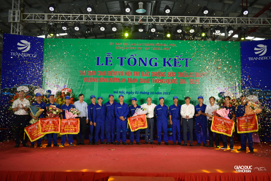 Giải thưởng đặc biệt cho 44 cá nhân: gồm 10 Thợ danh hiệu &apos;Thợ sửa chữa giỏi Transerco&apos; và 17 giải &apos;Vô lăng vàng Transerco&apos; cùng 17 giải &apos;Nhân viên phục vụ xe buýt tiêu biểu Transerco&apos;.