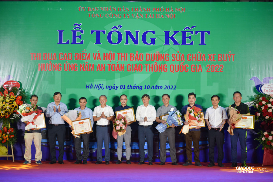 Tổng công ty Vận tải Hà Nội trao giải cho tập thể đơn vị xuất sắc trong đợt cao điểm thi đua.