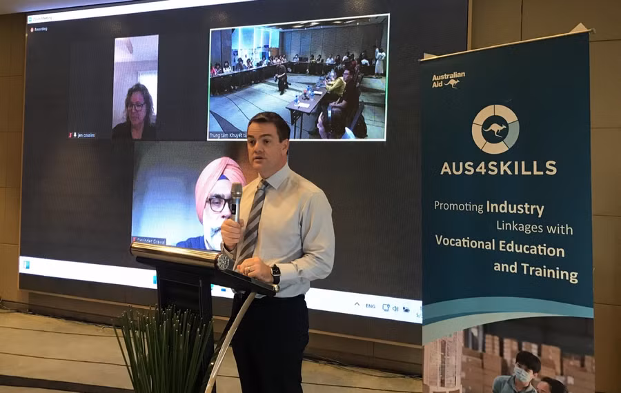 Ông Ciaran Chestnutt, Phó Tổng Lãnh sự Australia tại TP Hồ Chí Minh chia sẻ niềm vui cùng các học viên.