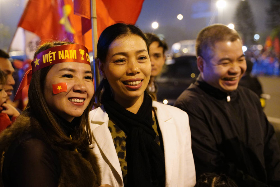 Gia đình Quang Hải và Tiến Linh đứng chờ bên ngoài sân bay. Gia đình Quang Hải và Tiến Linh đứng chờ bên ngoài sân bay.