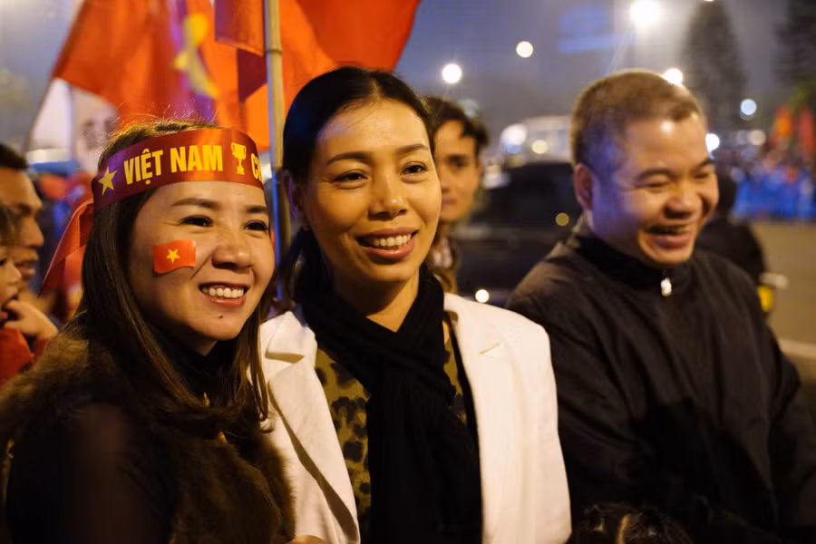 Gia đình Quang Hải và Tiến Linh đứng chờ bên ngoài sân bay. Gia đình Quang Hải và Tiến Linh đứng chờ bên ngoài sân bay.