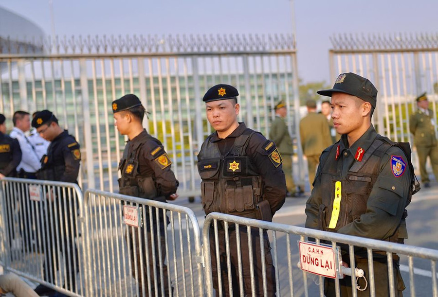 An ninh tại khu vực trước cổng sân bay được thắt chặt.