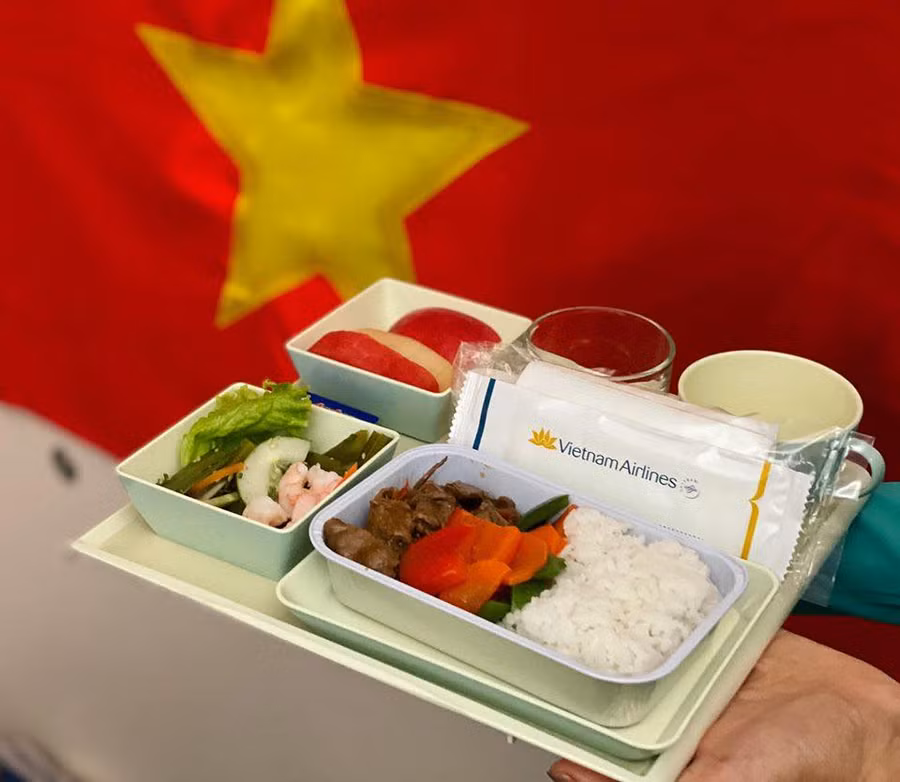 Xuất ăn của các tuyển thủ trên chuyến bay.