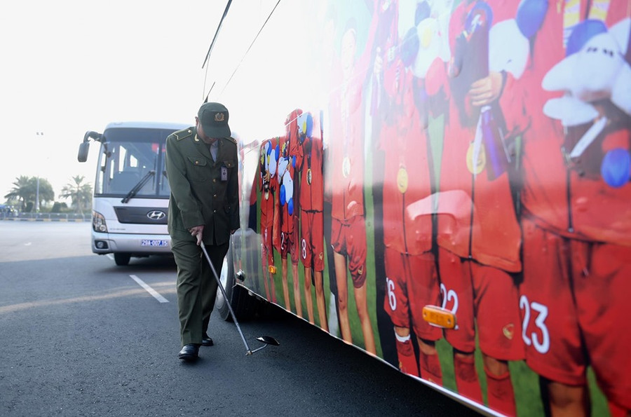 Mọi phương tiện đều phải kiểm tra trước khi vào khu vực sân bay.