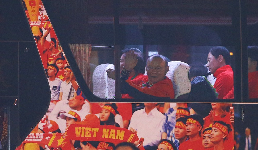 Thành viên của đội Thể thao Việt Nam vẫy tay chào những CĐV phía bên ngoài. Thành viên của đội Thể thao Việt Nam vẫy tay chào những CĐV phía bên ngoài.