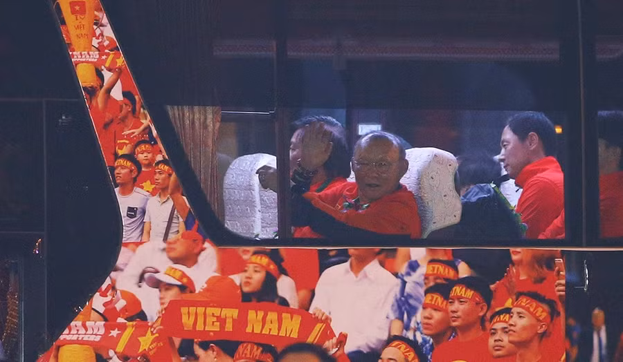 Thành viên của đội Thể thao Việt Nam vẫy tay chào những CĐV phía bên ngoài. Thành viên của đội Thể thao Việt Nam vẫy tay chào những CĐV phía bên ngoài.