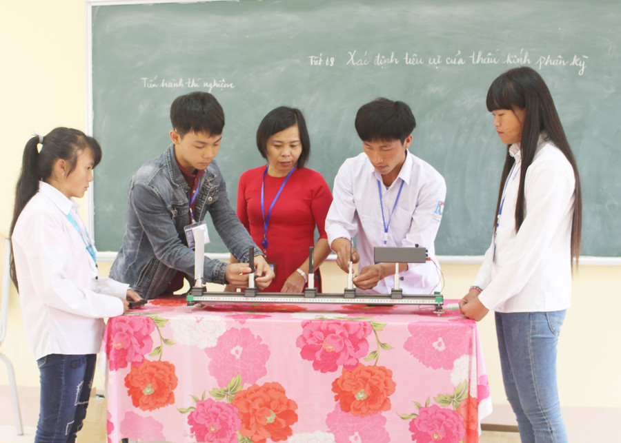 Các thầy cô tận tâm với nghề và với trò. Các thầy cô tận tâm với nghề và với trò.