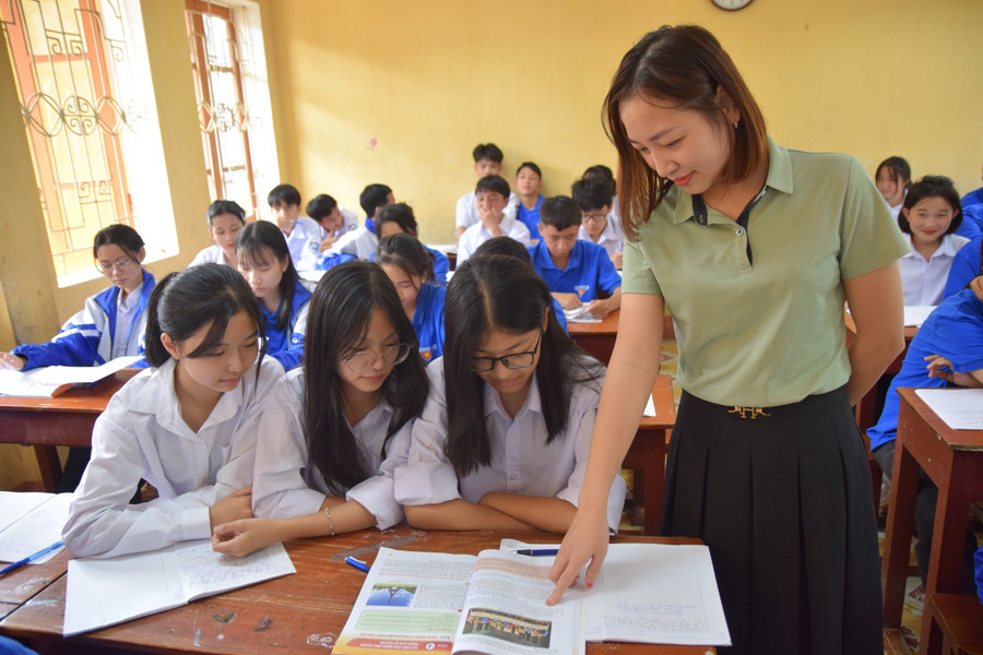 Dạy để các em học sinh trưởng thành về xây dựng quê hương Mù Cang Chải là niềm vui lớn nhất của các thầy cô. Dạy để các em học sinh trưởng thành về xây dựng quê hương Mù Cang Chải là niềm vui lớn nhất của các thầy cô.