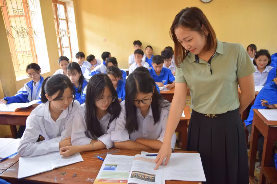 Dạy để các em học sinh trưởng thành về xây dựng quê hương Mù Cang Chải là niềm vui lớn nhất của các thầy cô. Dạy để các em học sinh trưởng thành về xây dựng quê hương Mù Cang Chải là niềm vui lớn nhất của các thầy cô.