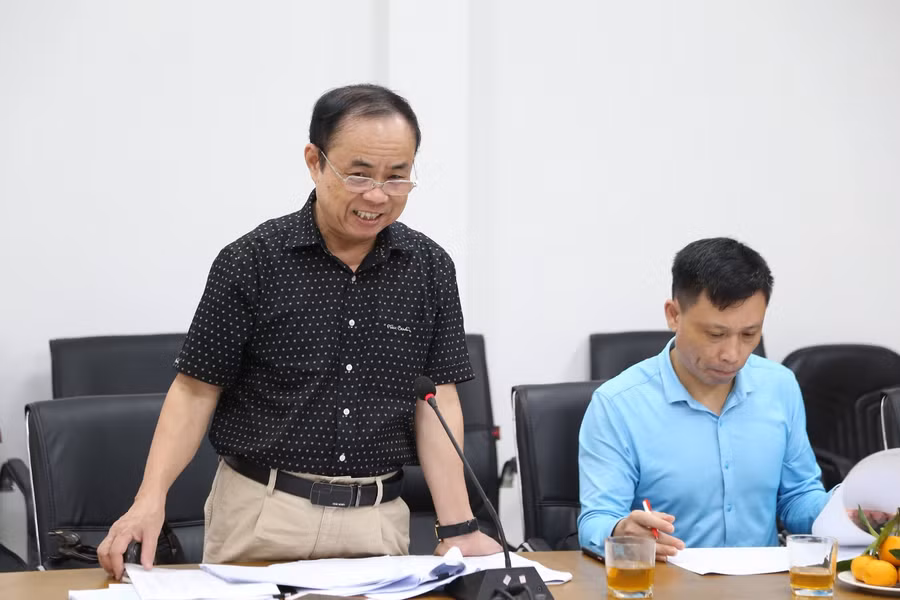 Các thành viên Hội đồng Chung khảo thảo luận