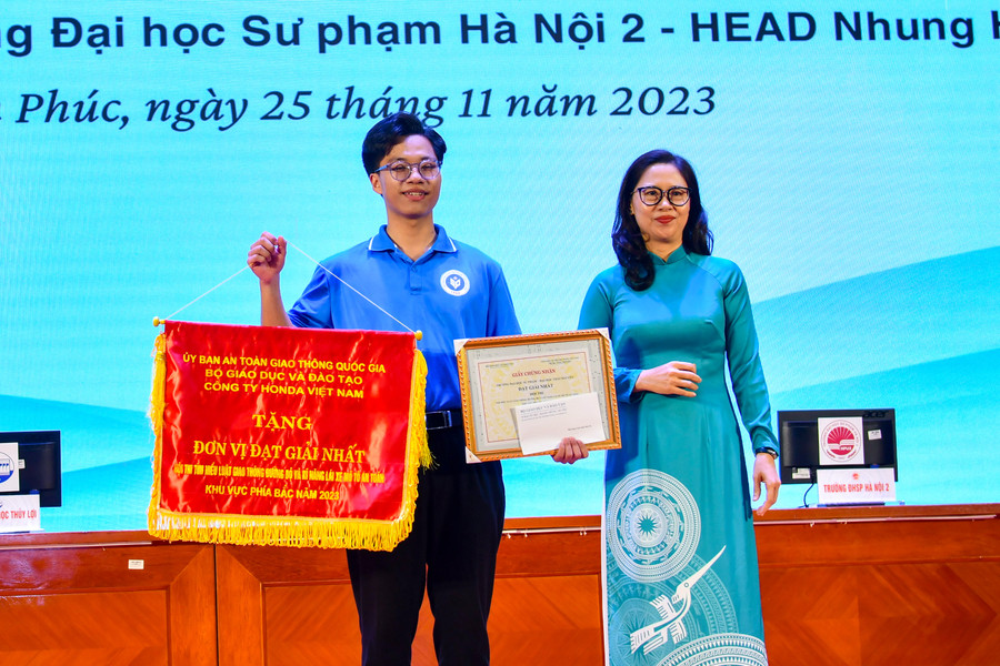 Bà Nguyễn Thị Nhung trao giải Nhất cho Trường ĐH Sư Phạm- ĐH Thái Nguyên. Bà Nguyễn Thị Nhung trao giải Nhất cho Trường ĐH Sư Phạm- ĐH Thái Nguyên.