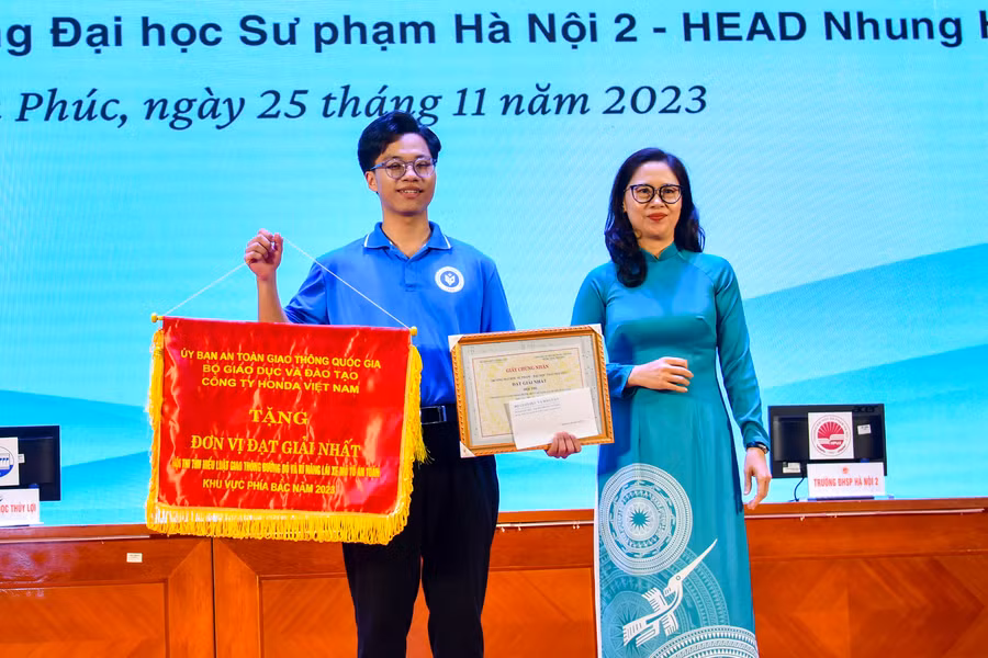 Bà Nguyễn Thị Nhung trao giải Nhất cho Trường ĐH Sư Phạm- ĐH Thái Nguyên.