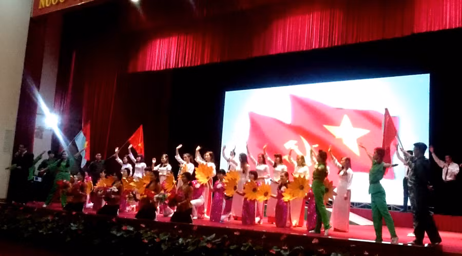 Tiết mục văn nghệ chào mừng của Phòng GD&ĐT TP Cẩm Phả Tiết mục văn nghệ chào mừng của Phòng GD&ĐT TP Cẩm Phả