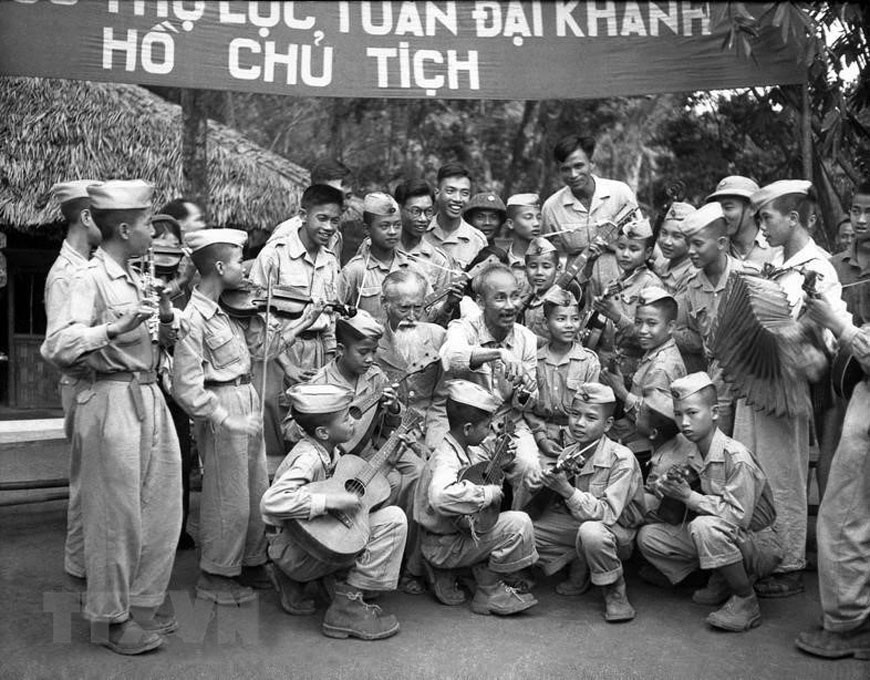 Chủ tịch Hồ Chí Minh với Đoàn nghệ thuật thiếu nhi Liên khu X và đội thiếu sinh quân đến chúc mừng sinh nhật lần thứ 60 của Người tại chiến khu Việt Bắc (19-5-1950). Ảnh: TTXVN