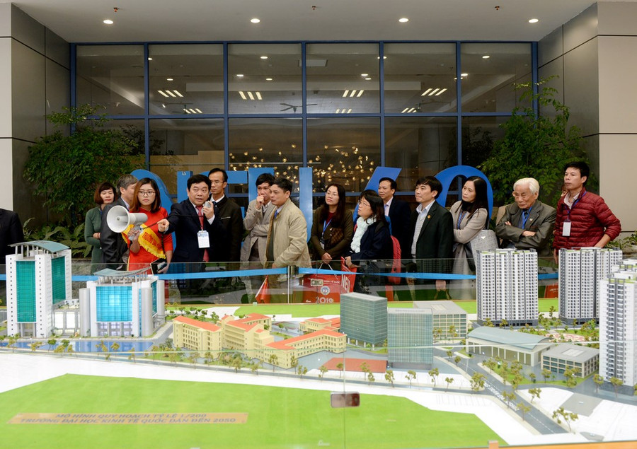 Đại biểu tham quan mô hình quy hoạch Trường ĐH KTQD