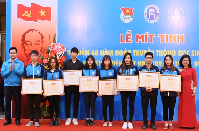 Những đoàn viên thanh niên xuất sắc được khen thưởng