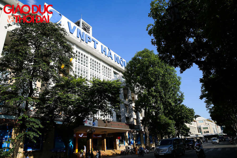 Nhiêu khu vực tại trung tâm Hà Nội, nắng nóng gay gắt, bầu trời không một gợn mây