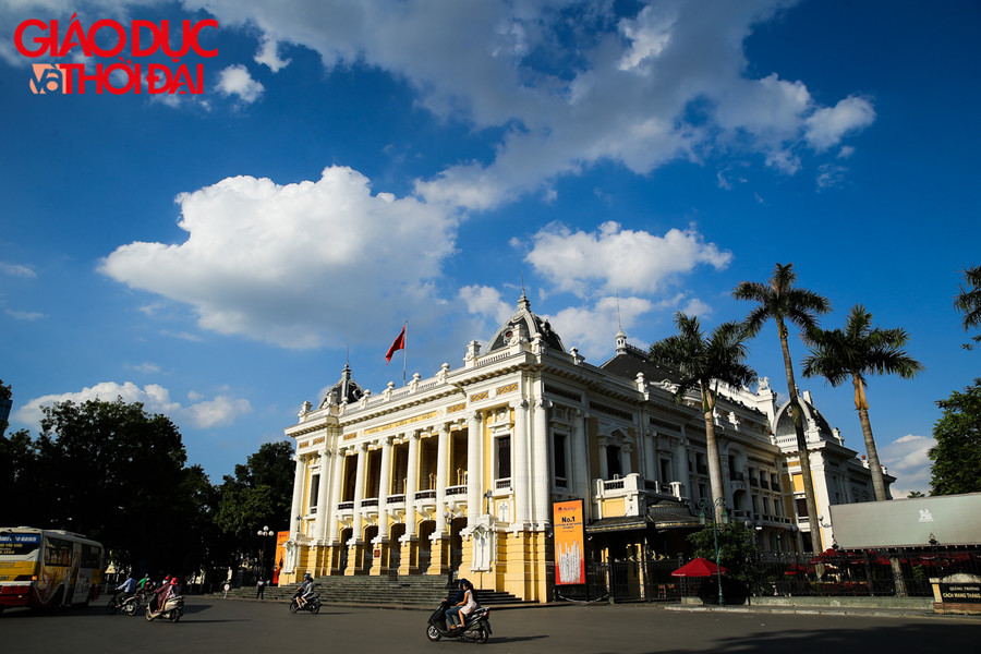 Khu vực Hà Nội hôm nay trời nắng nóng, có nơi nắng nóng gay gắt với nhiệt độ cao nhất phổ biến 36-38 độ, có nơi trên 38 độ