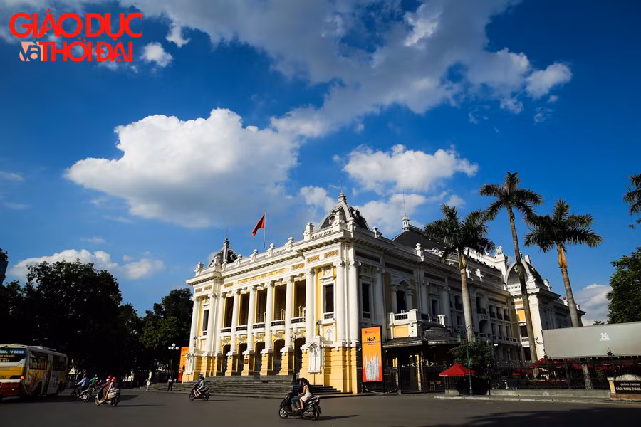 Khu vực Hà Nội hôm nay trời nắng nóng, có nơi nắng nóng gay gắt với nhiệt độ cao nhất phổ biến 36-38 độ, có nơi trên 38 độ