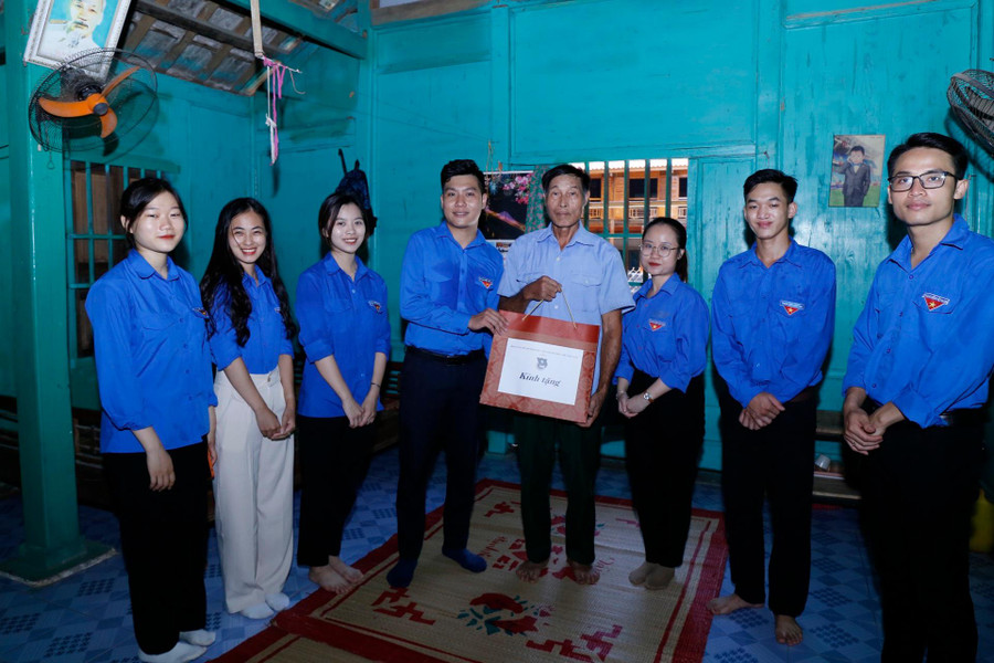 Đoàn Tình nguyện trao tặng các suất quà tổng trị giá 10 triệu đồng cho các gia đình chính sách, thương bệnh binh, người có công với cách mạng.