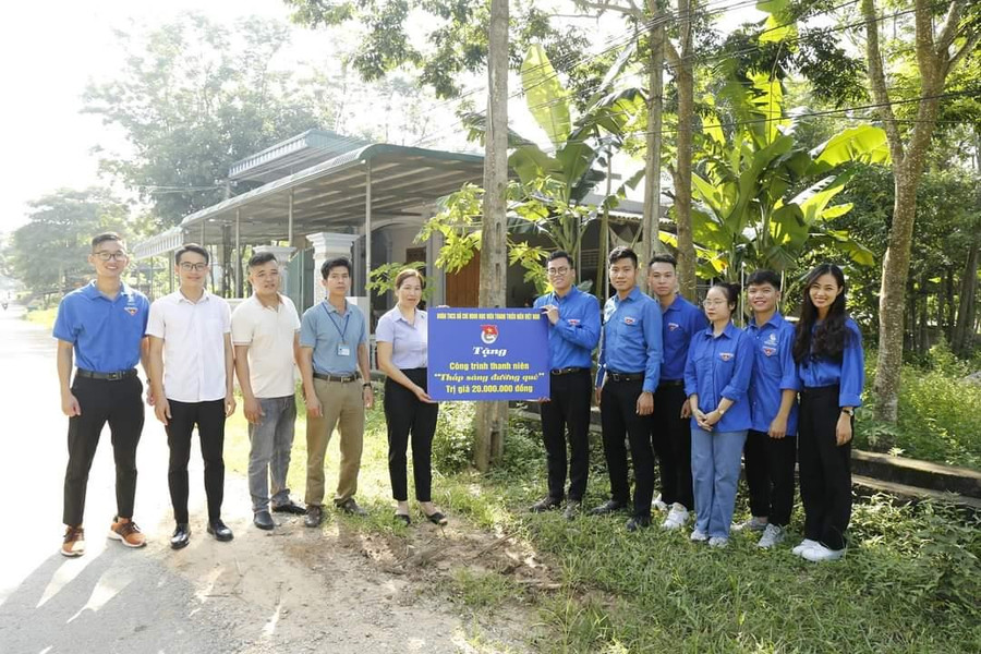 Đoàn Tình nguyện trao tặng nguồn lực xây dựng công trình thanh niên ‘Tuyến đường năng lượng xanh, thắp sáng đường quê”’ trị giá 20 triệu đồng cho đại diện cấp ủy, chính quyền, đoàn viên thanh niên địa phương.