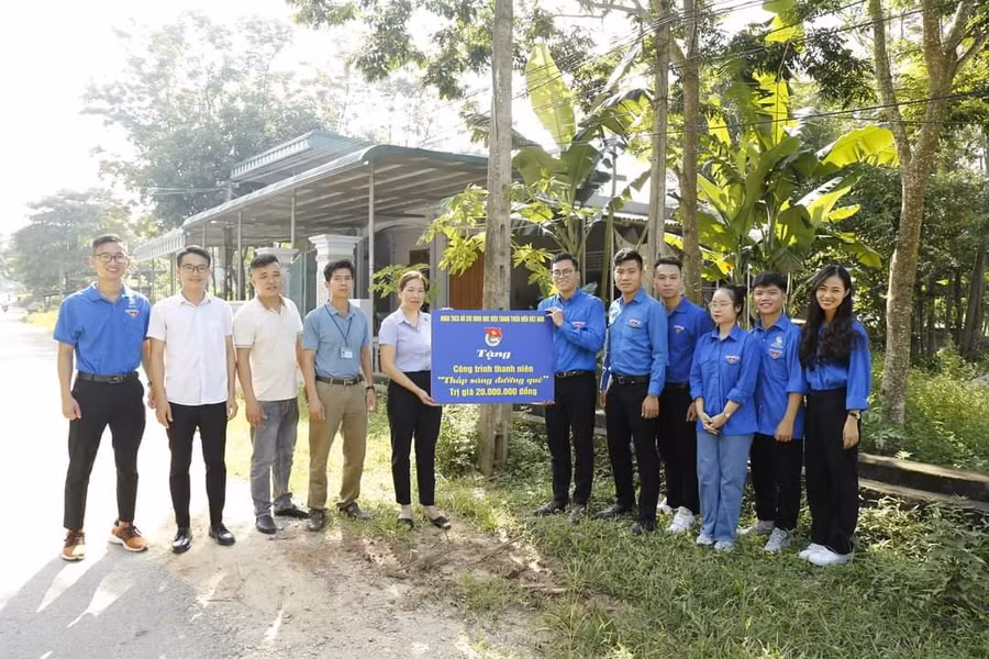 Đoàn Tình nguyện trao tặng nguồn lực xây dựng công trình thanh niên ‘Tuyến đường năng lượng xanh, thắp sáng đường quê”’ trị giá 20 triệu đồng cho đại diện cấp ủy, chính quyền, đoàn viên thanh niên địa phương.