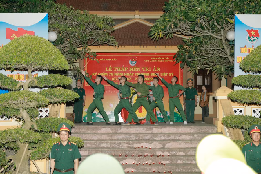 Đoàn Tình nguyện Học viện Thanh thiếu niên Việt Nam phối hợp với Huyện Đoàn Mai Châu tổ chức Lễ Thắp nến tri ân các anh hùng, liệt sĩ tại Nghĩa trang Liệt sĩ Huyện Mai Châu.