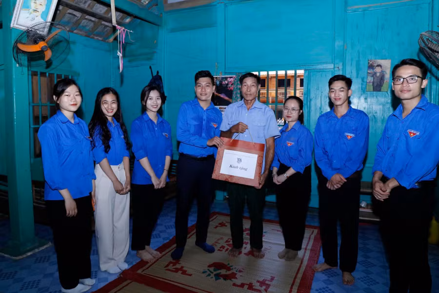 Đoàn Tình nguyện trao tặng các suất quà tổng trị giá 10 triệu đồng cho các gia đình chính sách, thương bệnh binh, người có công với cách mạng.