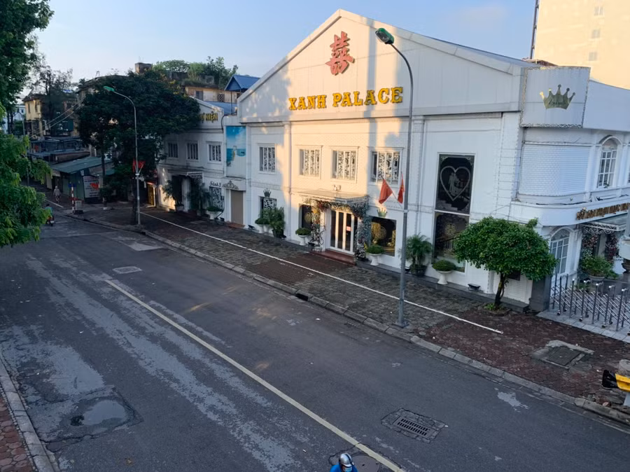 Các hàng quán không thiết yếu đã được tiểu thương chủ động dừng hoạt động.