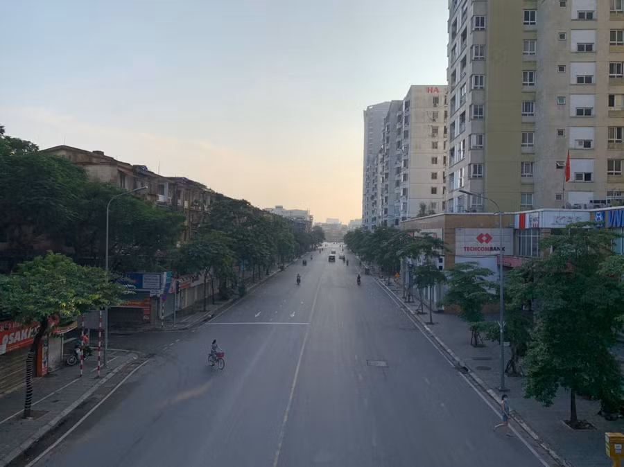 Nhiều tuyến phố vắng vẻ trong buổi sáng ngày đầu tiên áp dụng Chỉ thị 17.