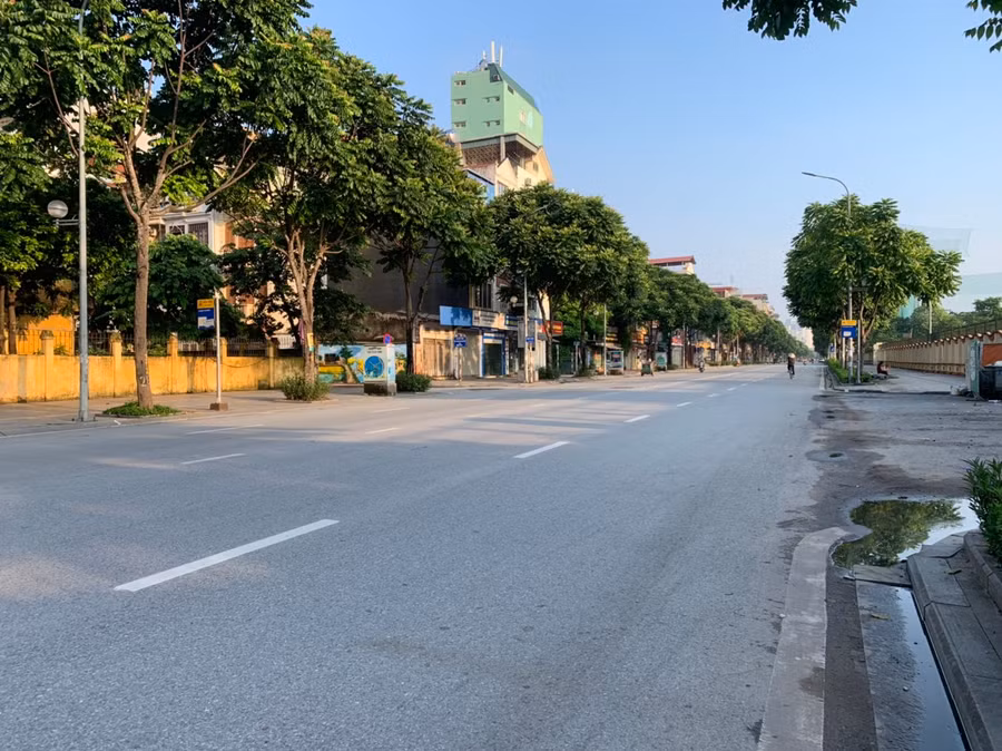 Tại phố Lê Trọng Tấn vắng bóng người qua lại.