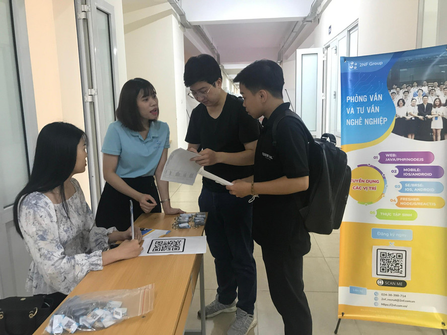 Tư vấn nghề nghiệp trực tiếp tại các bàn tuyển dụng của từng doanh nghiệp. Tư vấn nghề nghiệp trực tiếp tại các bàn tuyển dụng của từng doanh nghiệp.