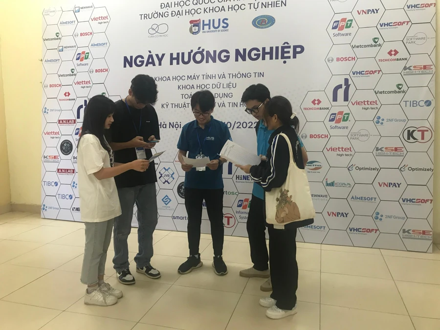 Sinh viên tham dự Ngày hội hướng nghiệp. 