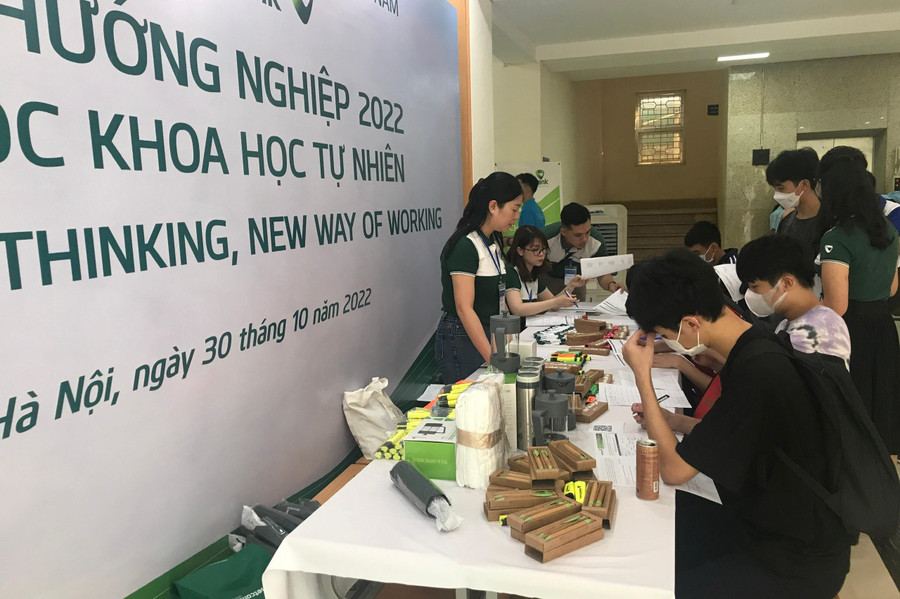 Nhiều bạn sinh viên vui vẻ cho biết đã nhìn ra cơ hội việc làm cho mình. Nhiều bạn sinh viên vui vẻ cho biết đã nhìn ra cơ hội việc làm cho mình.