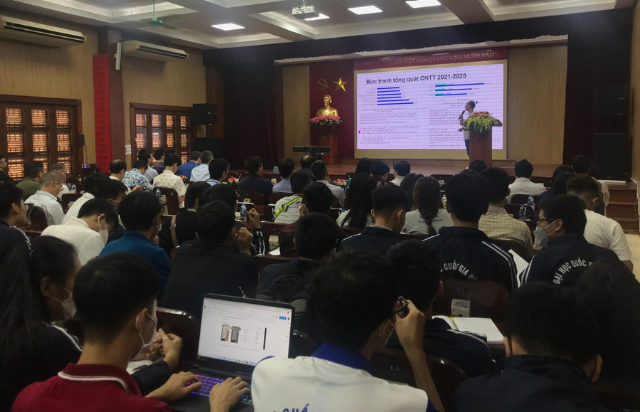 Các chuyên gia thuyết trình về cơ hội việc làm với từng lĩnh vực chuyên môn. Các chuyên gia thuyết trình về cơ hội việc làm với từng lĩnh vực chuyên môn.