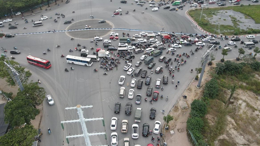 Các phương tiện từ Châu Văn Liêm đi Mễ Trì theo hướng rẽ phải đường Lê Quang Đạo, quay đầu tại điểm mở dải phân cách đối diện chung cư The Matrix One và trước cổng Cung văn hóa hữu nghị Việt Trung. Các phương tiện từ Châu Văn Liêm đi Mễ Trì theo hướng rẽ phải đường Lê Quang Đạo, quay đầu tại điểm mở dải phân cách đối diện chung cư The Matrix One và trước cổng Cung văn hóa hữu nghị Việt Trung.