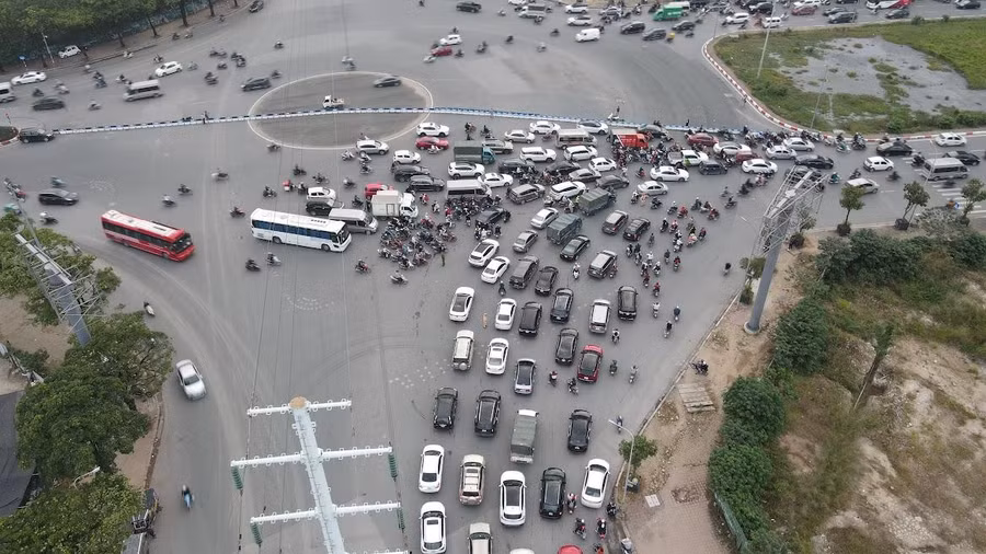 Các phương tiện từ Châu Văn Liêm đi Mễ Trì theo hướng rẽ phải đường Lê Quang Đạo, quay đầu tại điểm mở dải phân cách đối diện chung cư The Matrix One và trước cổng Cung văn hóa hữu nghị Việt Trung.