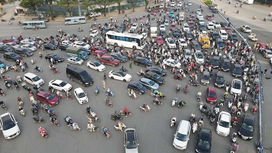 Nhiều người dân di chuyển từ hướng Châu Văn Liêm đi Mễ Trì vẫn còn nhiều bỡ ngỡ, chưa quen với việc rẽ phải ra đường Lê Quang Đạo rồi quay đầu tại điểm mở dải phân cách đối diện chung cư The Matrix One và trước cổng Cung văn hóa hữu nghị Việt Trung nên tình hình giao thông buổi sáng vẫn còn lộn xộn. Nhiều người dân di chuyển từ hướng Châu Văn Liêm đi Mễ Trì vẫn còn nhiều bỡ ngỡ, chưa quen với việc rẽ phải ra đường Lê Quang Đạo rồi quay đầu tại điểm mở dải phân cách đối diện chung cư The Matrix One và trước cổng Cung văn hóa hữu nghị Việt Trung nên tình hình giao thông buổi sáng vẫn còn lộn xộn.