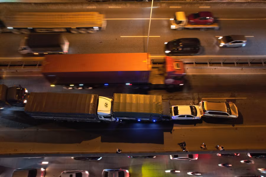 Các phương tiện di chuyển qua đây rất khó khăn.