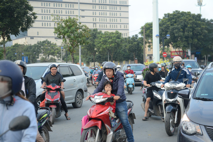 Các phương tiện từ Mễ Trì đi Châu Văn Liêm theo hướng rẽ phải tại đường Lê Quang Đạo - quay đầu tại trước cổng Cung văn hóa Hữu nghị Việt Trung sau đó rẽ phải đi Châu Văn Liêm. Các phương tiện từ Mễ Trì đi Châu Văn Liêm theo hướng rẽ phải tại đường Lê Quang Đạo - quay đầu tại trước cổng Cung văn hóa Hữu nghị Việt Trung sau đó rẽ phải đi Châu Văn Liêm.