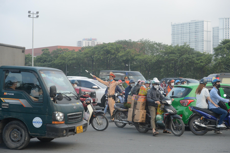 Lực lượng Đội CSGT số 6 (Phòng CSGT - Công an TP Hà Nội) đã có mặt từ rất sớm để phân luồng, điều tiết. Lực lượng Đội CSGT số 6 (Phòng CSGT - Công an TP Hà Nội) đã có mặt từ rất sớm để phân luồng, điều tiết.